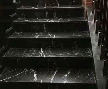 escalier-marbre-noir-moderne